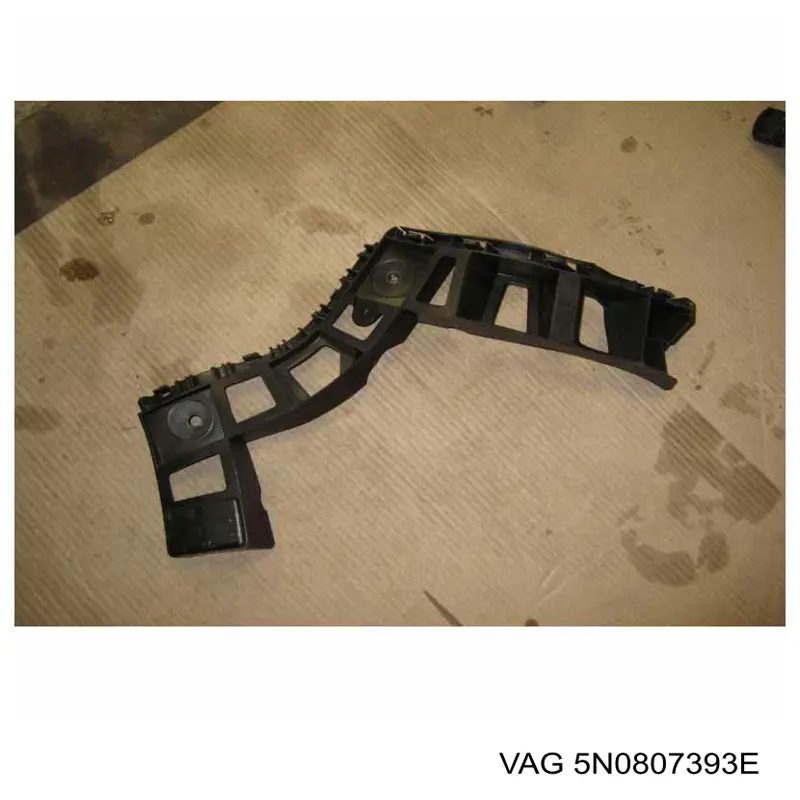 Кронштейн бампера заднього, лівий 5N0807393E VAG