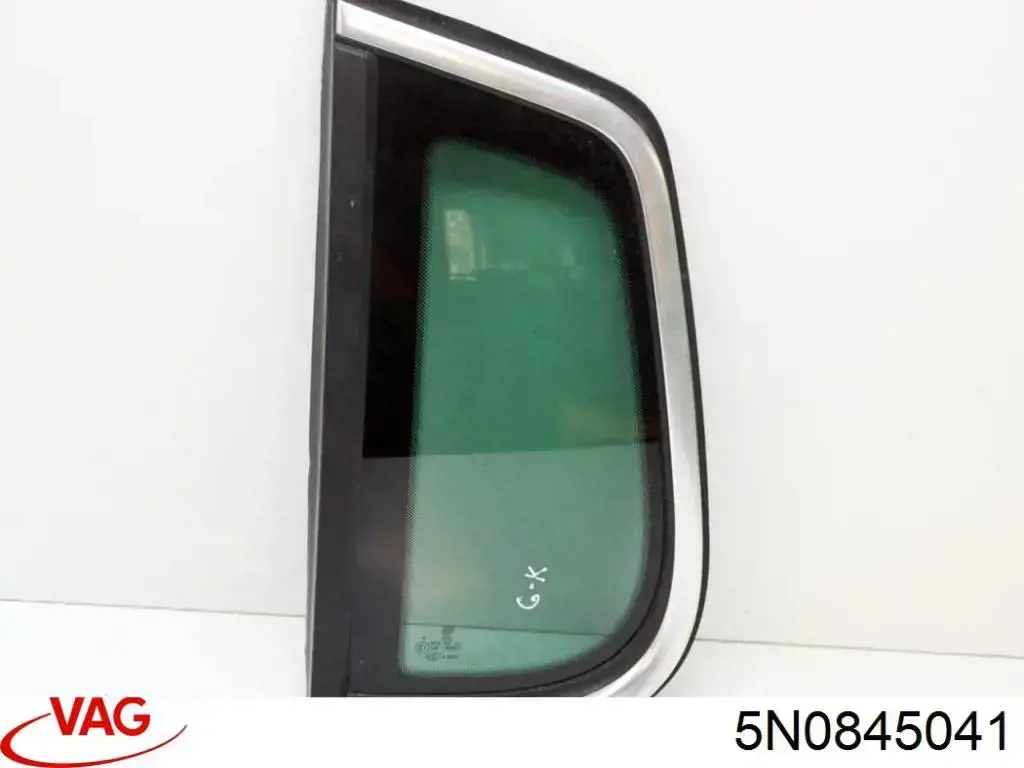Скло багажного відсіку, ліве 5N0845041 VAG