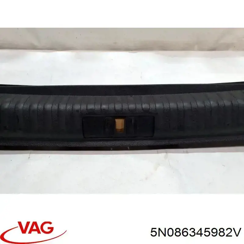 5N086345982V VAG Облицювання задньої панелі багажника