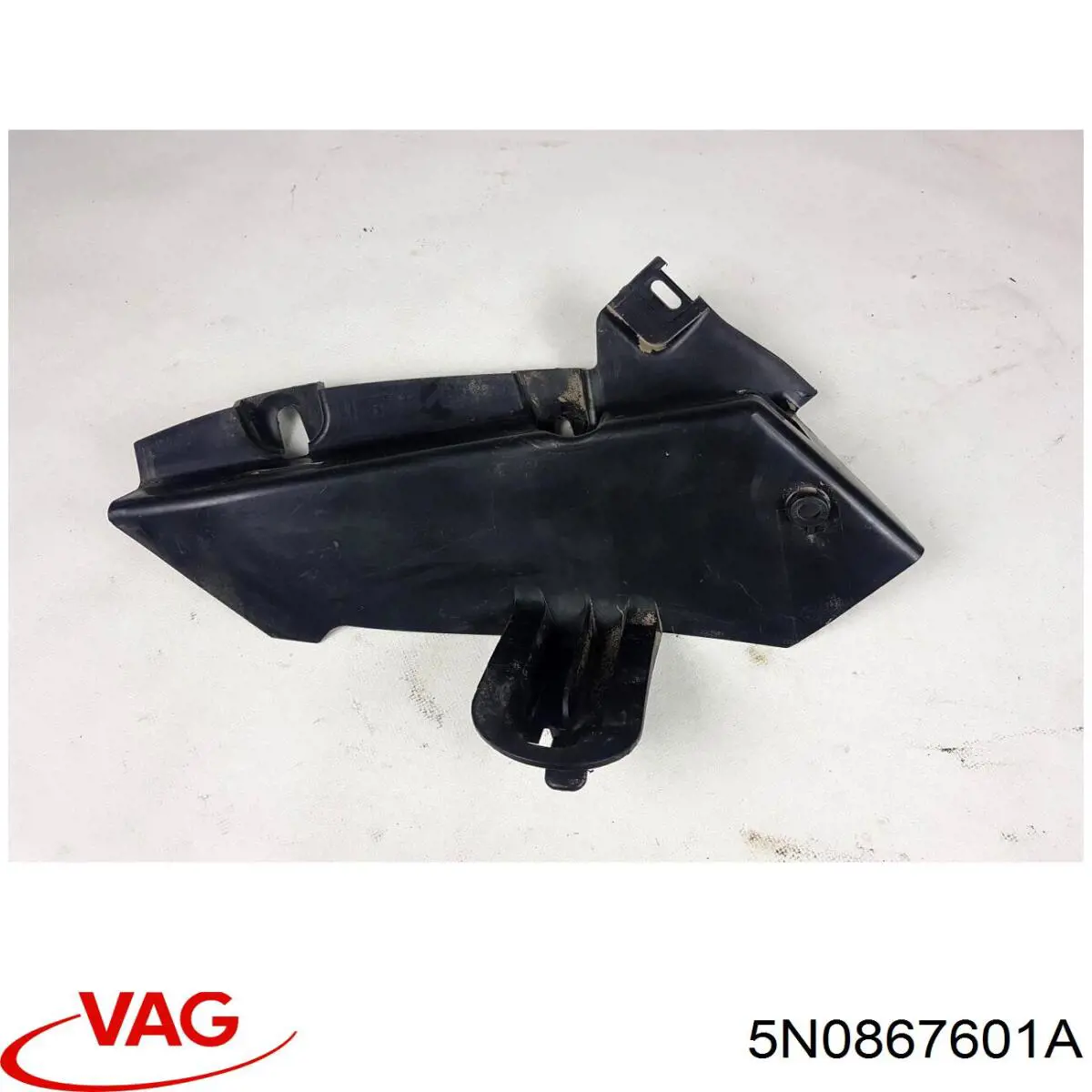 Обшивка-облицювання кришки багажника 5N0867601A VAG