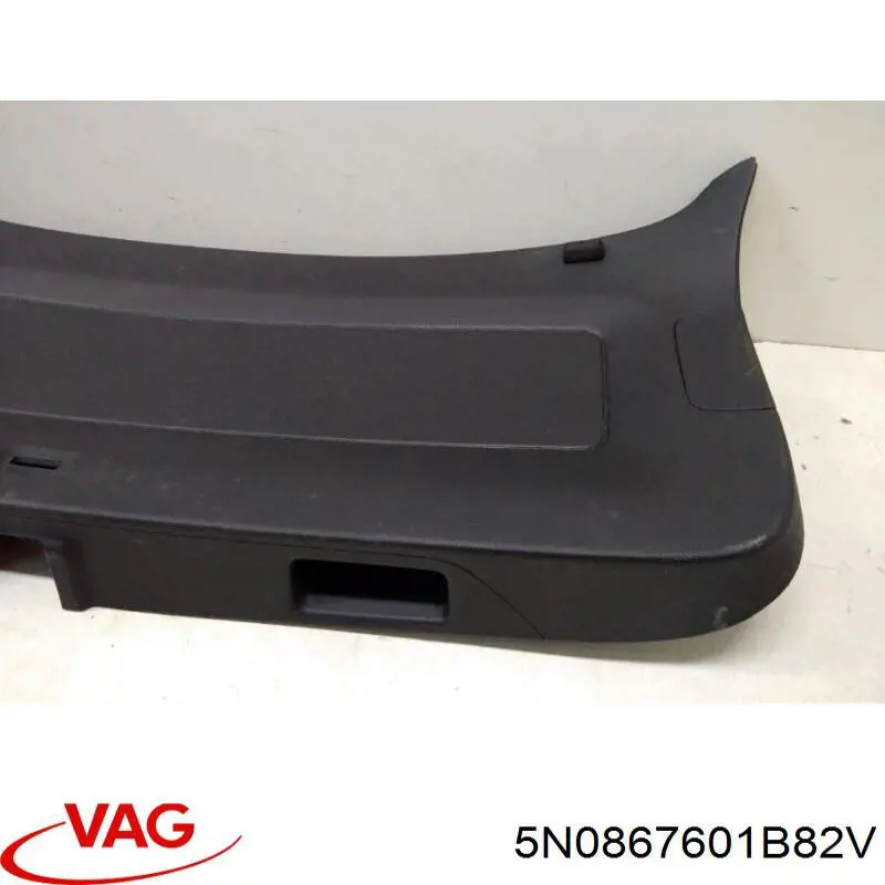 Купити 5N0867601B82V VAG Обшивка кришки багажника