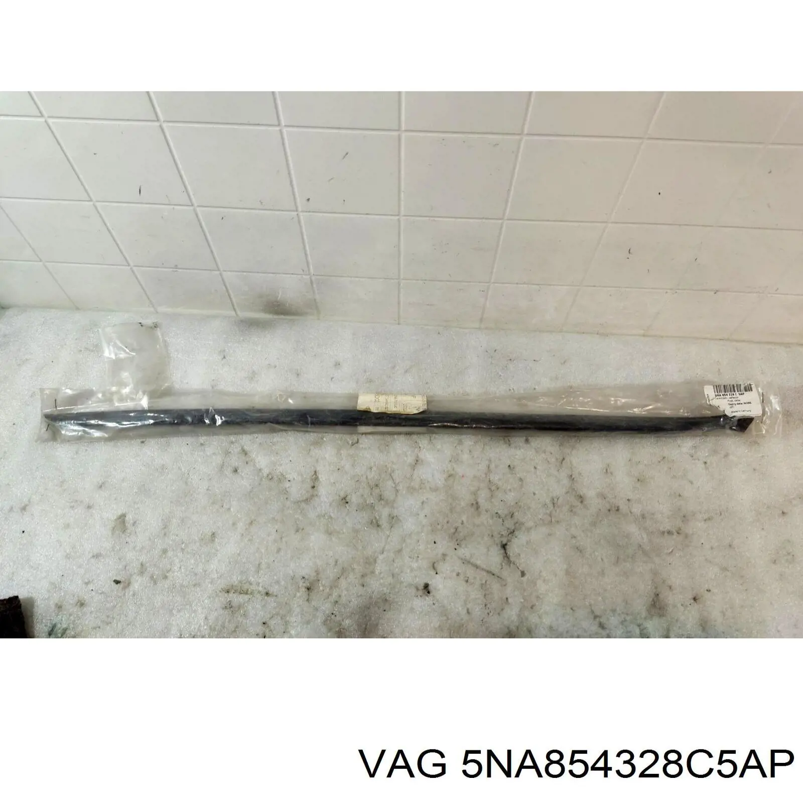 Купити 5NA854328C5AP VAG Молдинг вітрового скла правий