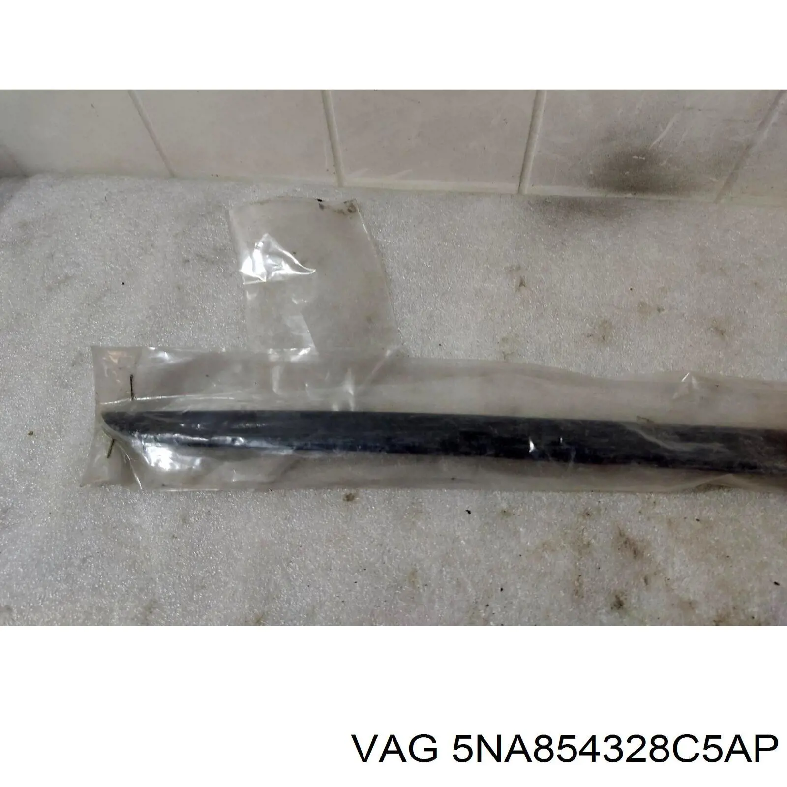 Молдинг лобового скла, правий VAG 5NA854328C5AP ціна, від 79.69 USD
