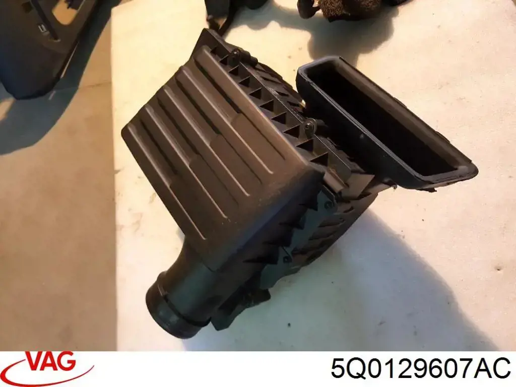  Корпус фільтра Audi Q3 