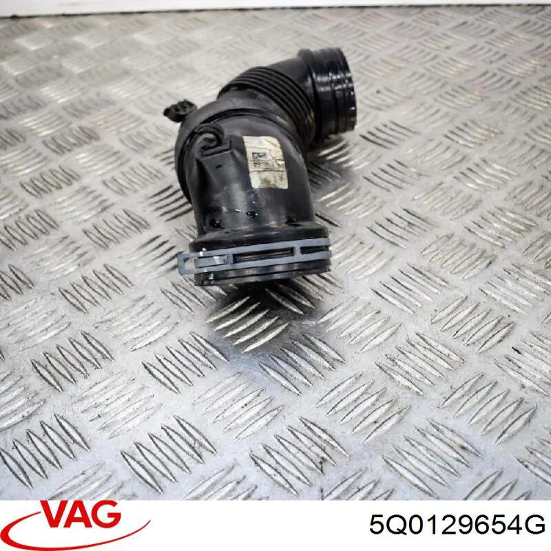 Патрубок повітряний, вхід в турбіну (наддув) VAG 5Q0129654G