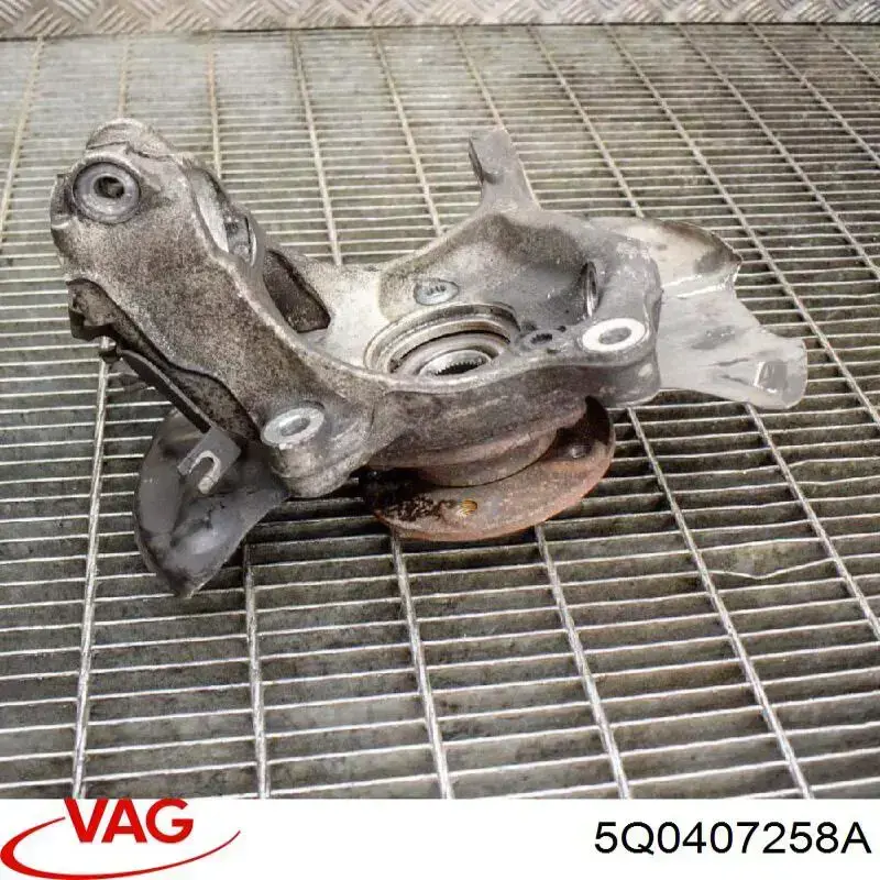 5Q0407258A VAG Цапфа - поворотний кулак передній, правий
