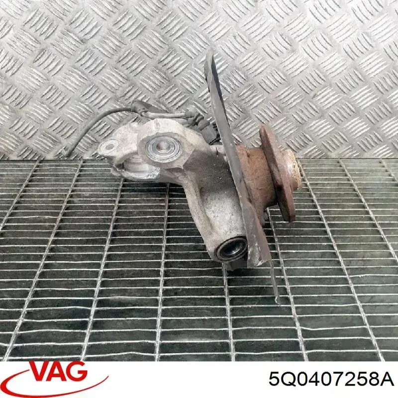 Купити 5Q0407258A VAG Кулак поворотний передній правий