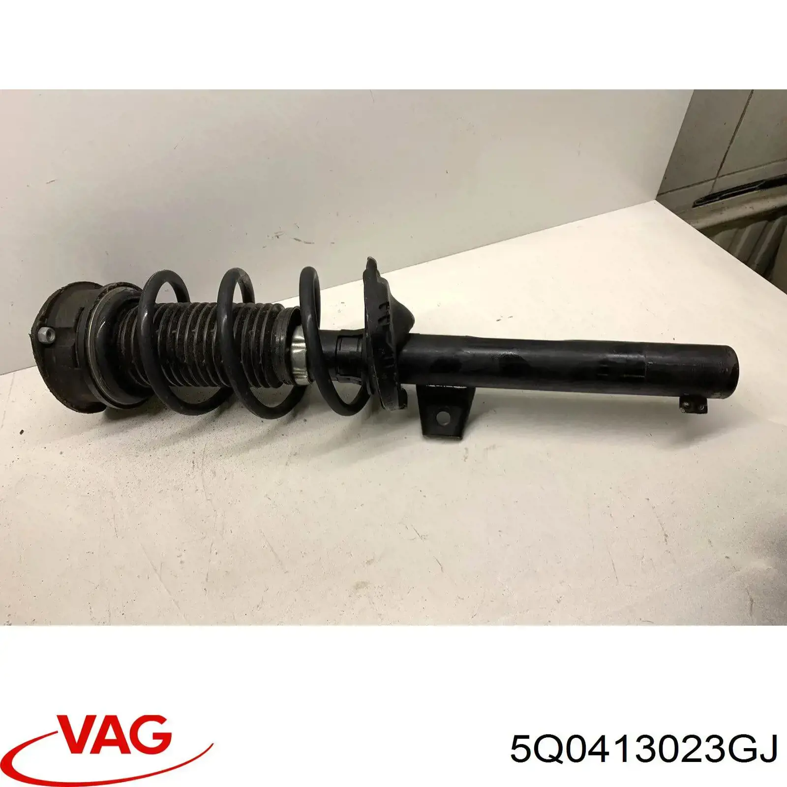Купити 5Q0413023GJ VAG Амортизатор передньої підвіски