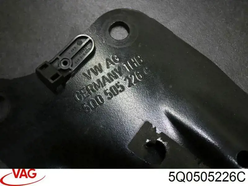 Важіль/тяга задньої підвіски подовжній нижній, правий 5Q0505226C VAG