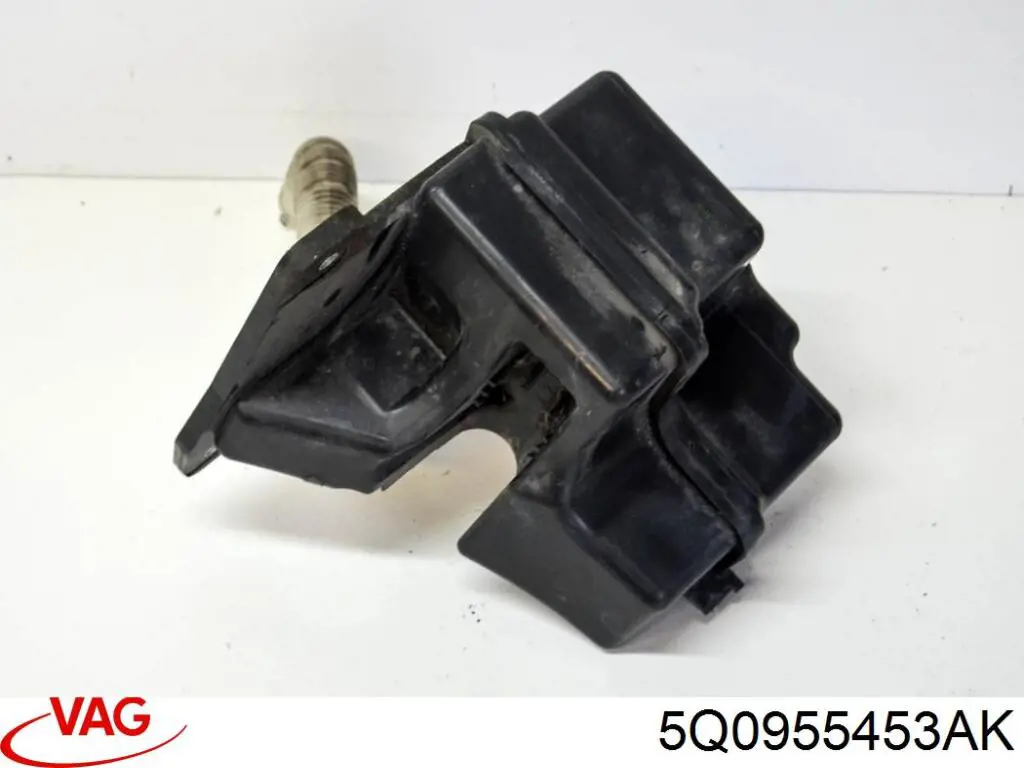 Бачок омивача 5Q0955453AK VAG