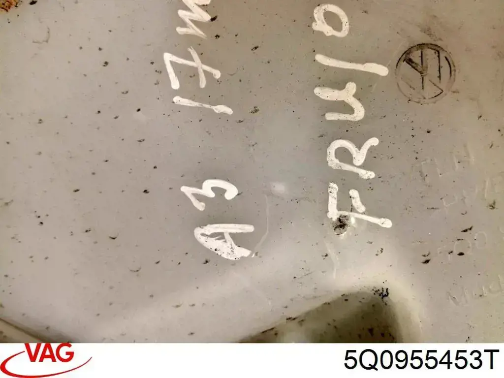 Бачок омивача скла VAG 5Q0955449P