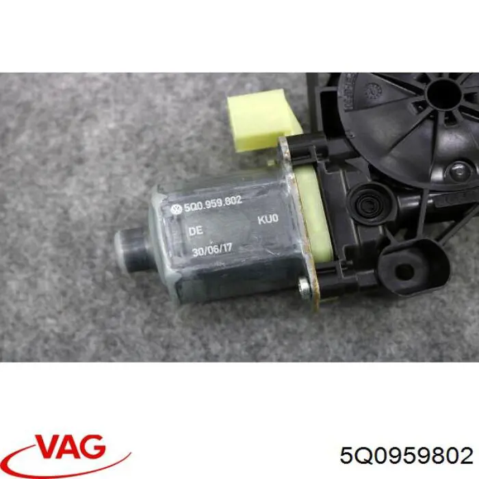 Двигун стеклопод'емника двері задньої, правої VAG 5Q0959802