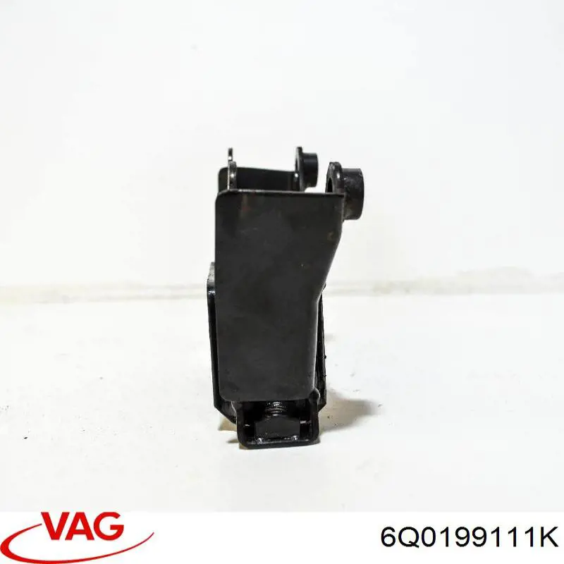 Купити 6Q0199111K VAG Кронштейн подушки (опори) двигуна, лівої