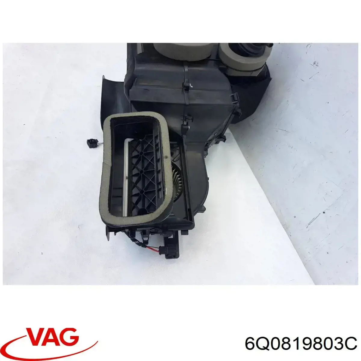 Повітропровід, розподільник повітря на консолі, центральний VAG 6Q0819803C