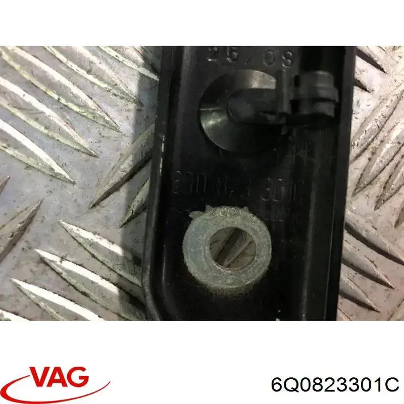 Завіса капота ліва VAG 6Q0823301C