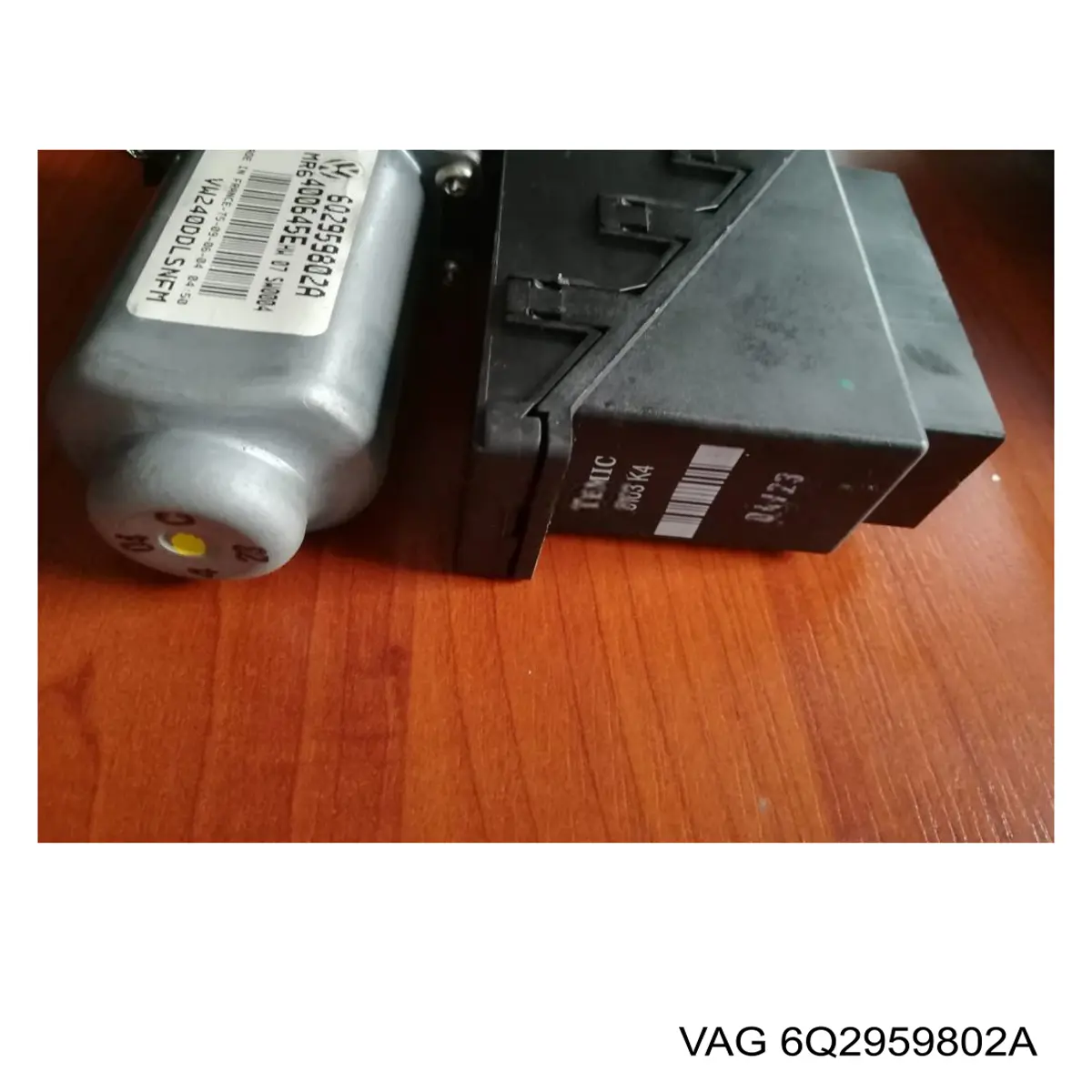 Двигун склопідіймача двері передньої, лівої 6Q2959802A VAG