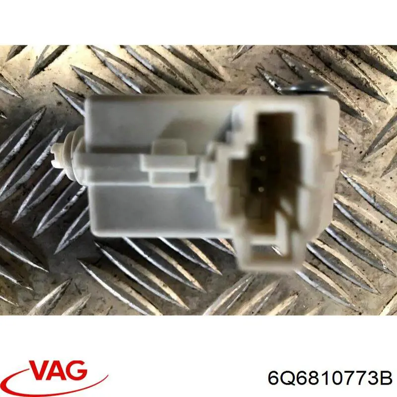Мотор-привод відкриття лючка бака 6Q6810773C VAG