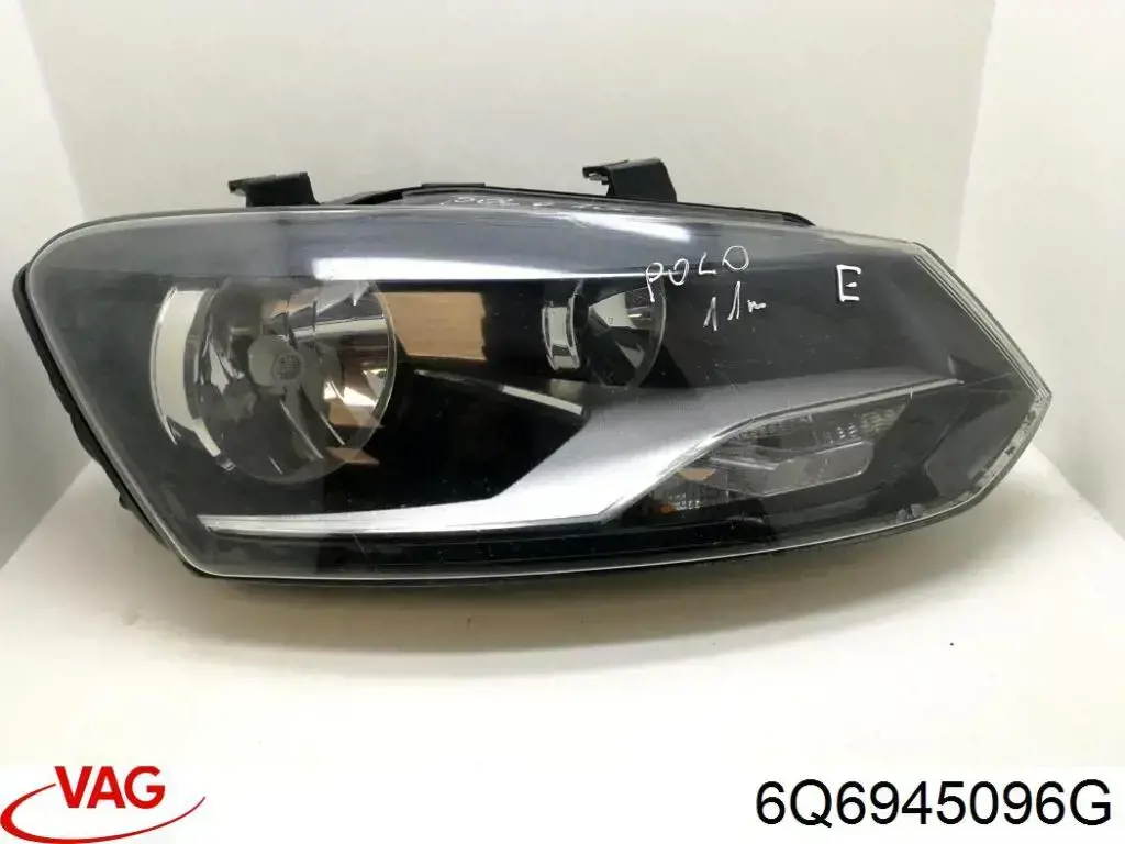 Купити 6Q6945096G VAG Задня права фара