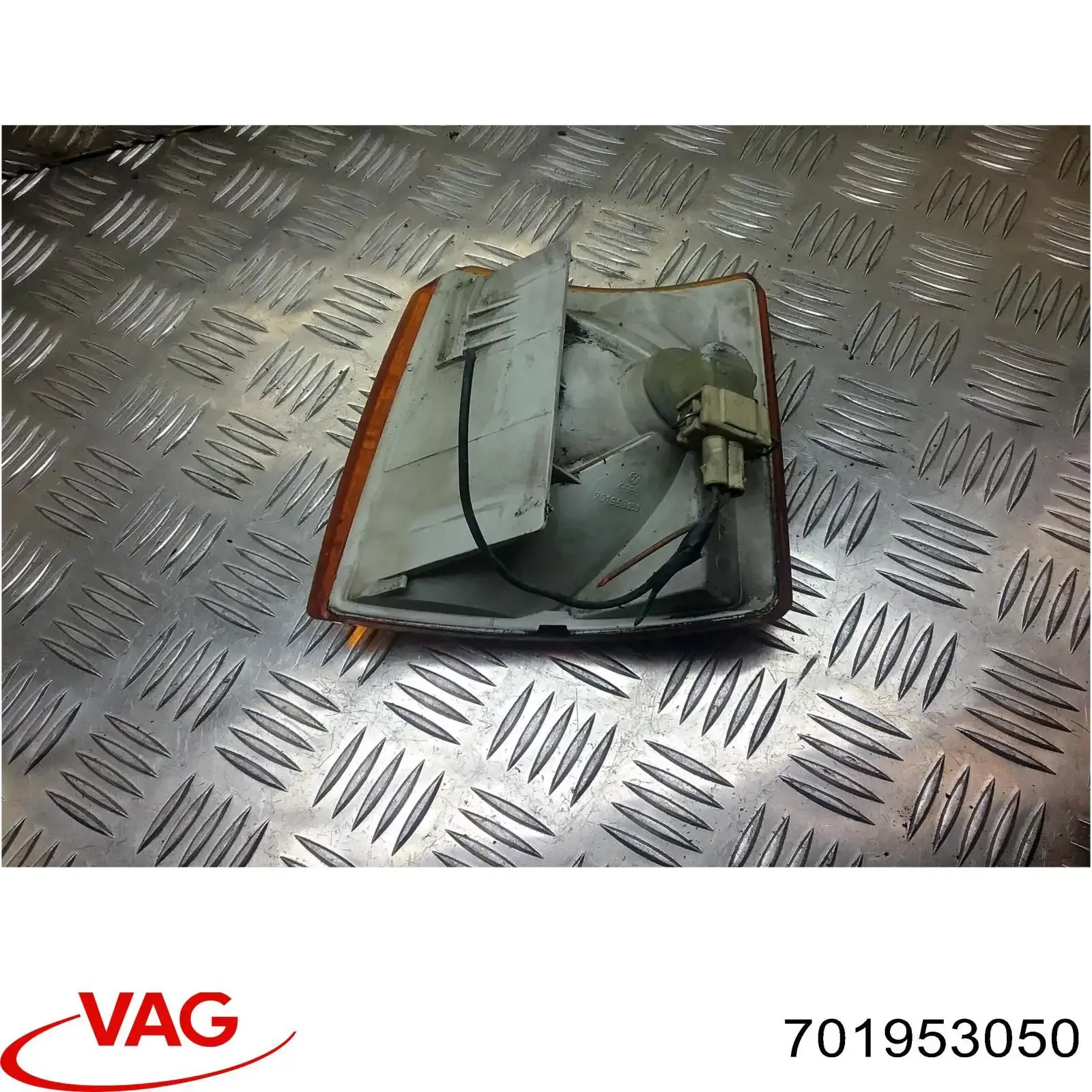 Купити 701953050 VAG Вказівник повороту правий