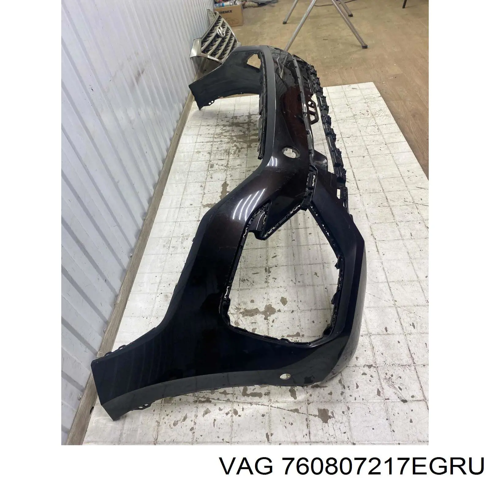 Передній бампер 760807217EGRU VAG
