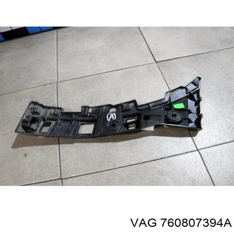 760807394A VAG Напрямна заднього бампера, права