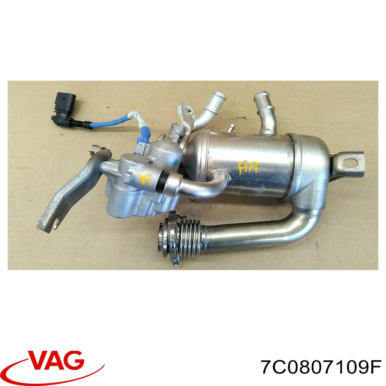 Кронштейн бампера переднього, центральний FPS FP7454940 ціна, від 153.87 USD
