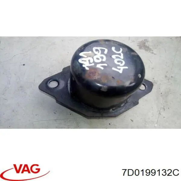 Подушка (опора) двигуна, права 7D0199132C VAG