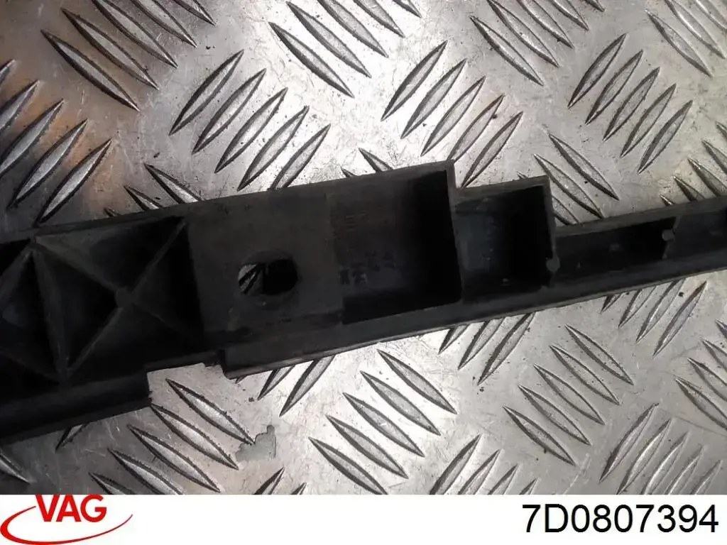 Направляюча заднього бампера, права VAG 7D0807394 ціна, від 11.25 USD