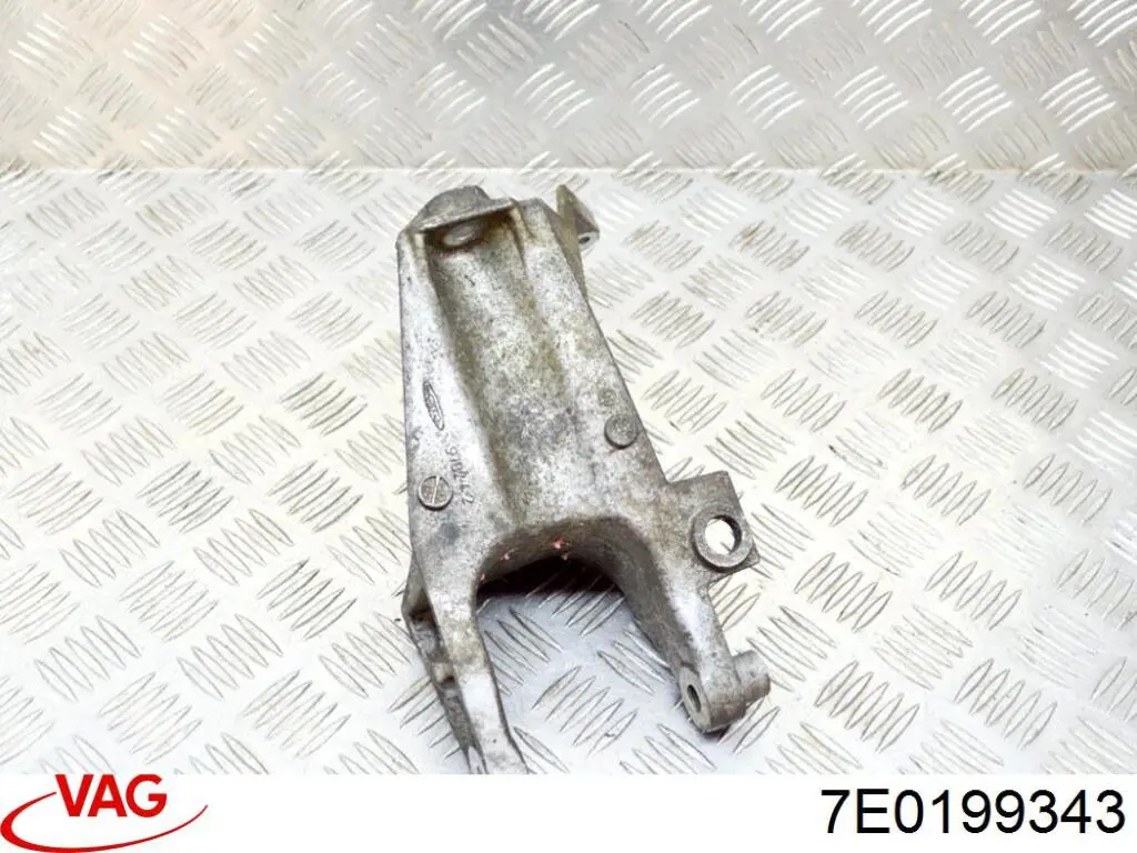 Кронштейн подушки (опори) двигуна, правої VAG 7E0199343 ціна, від 43.73 USD