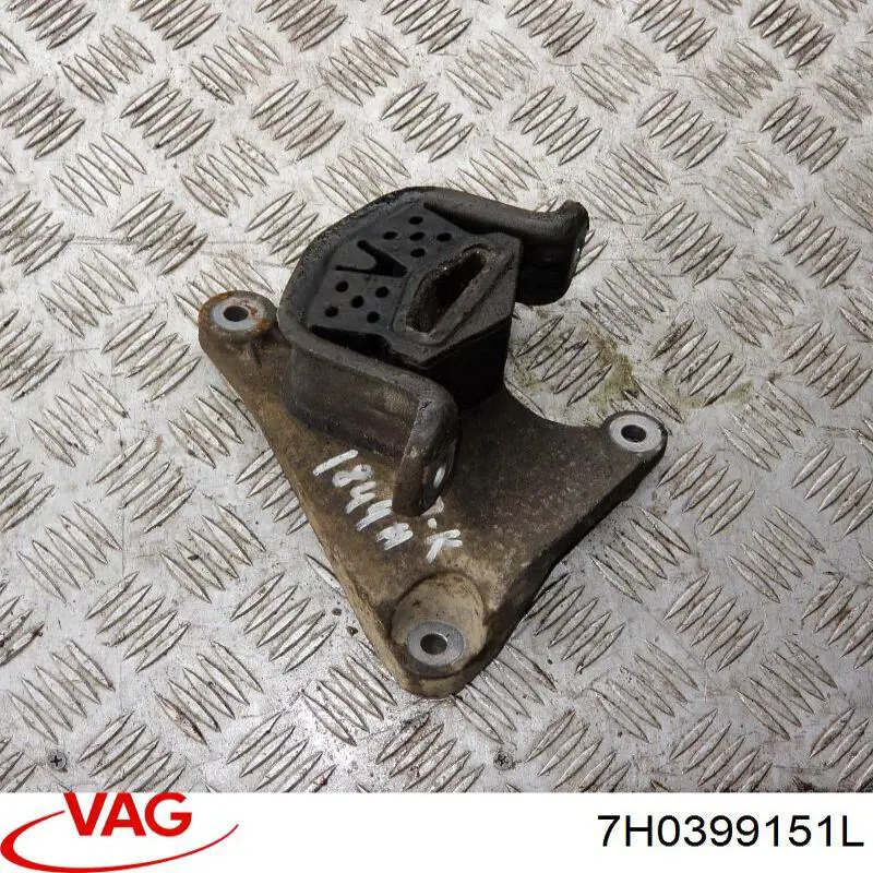 Подушка (опора) двигуна, ліва 7H0399151L VAG