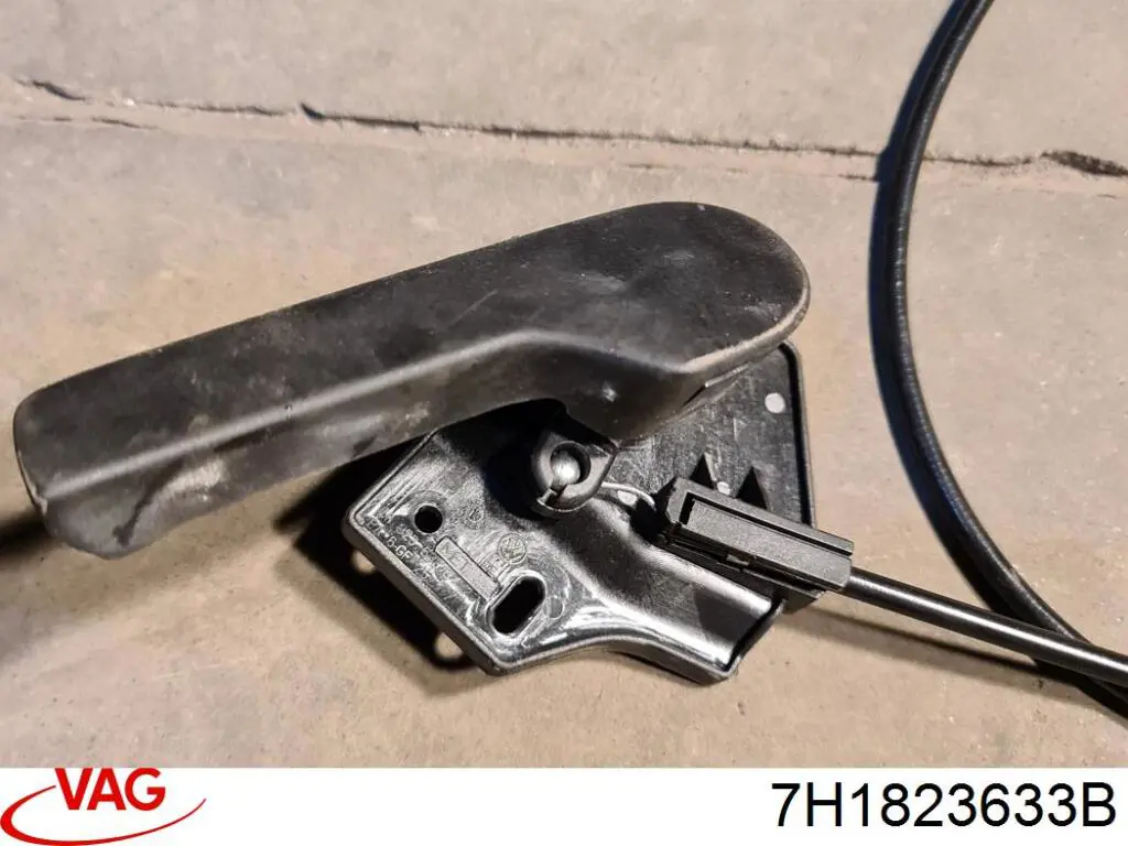 Кронштейн ручки відкривання капота VAG 7H1823633B ціна, від 15.55 USD