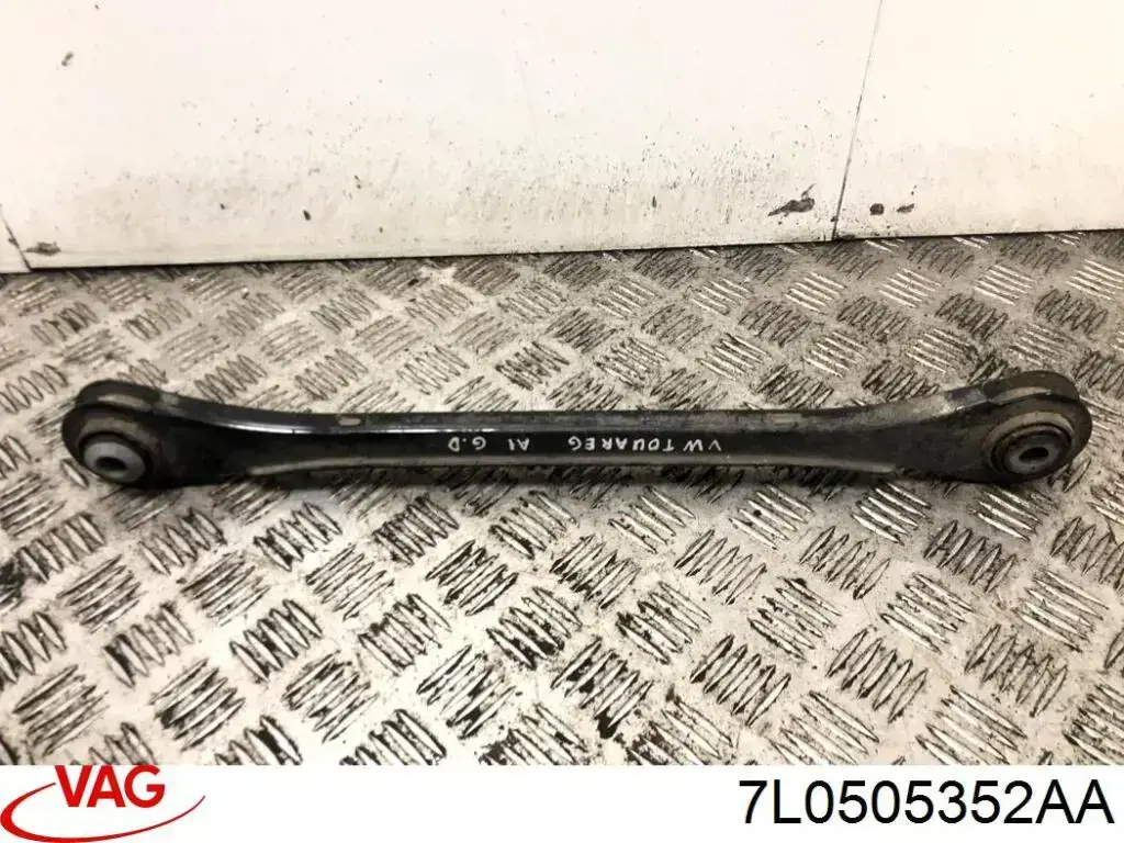 Купити 7L0505352AA VAG Важіль задньої підвіски нижній, правий