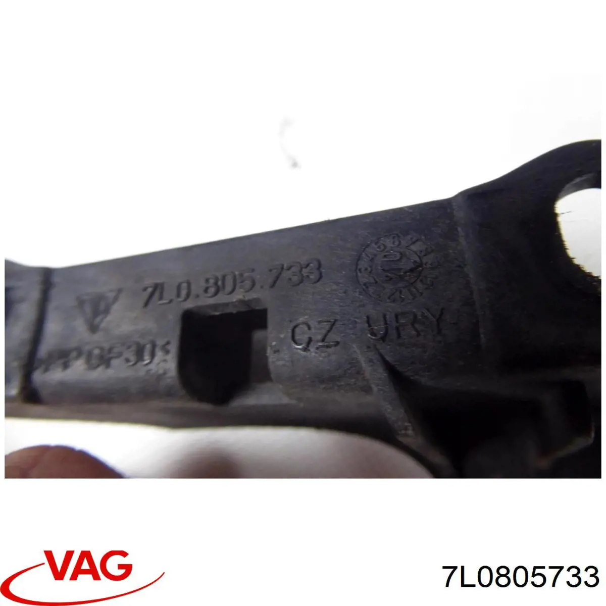 7L0805733 VAG Кронштейн передньої панелі, лівий