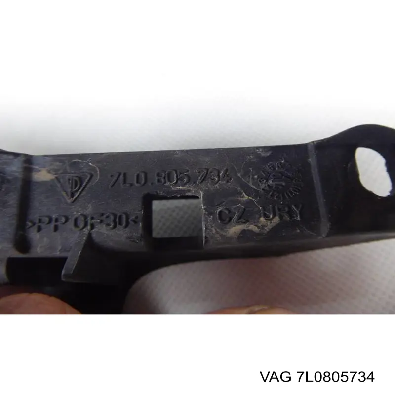 Кронштейн передньої панелі, правий 7L0805734 VAG