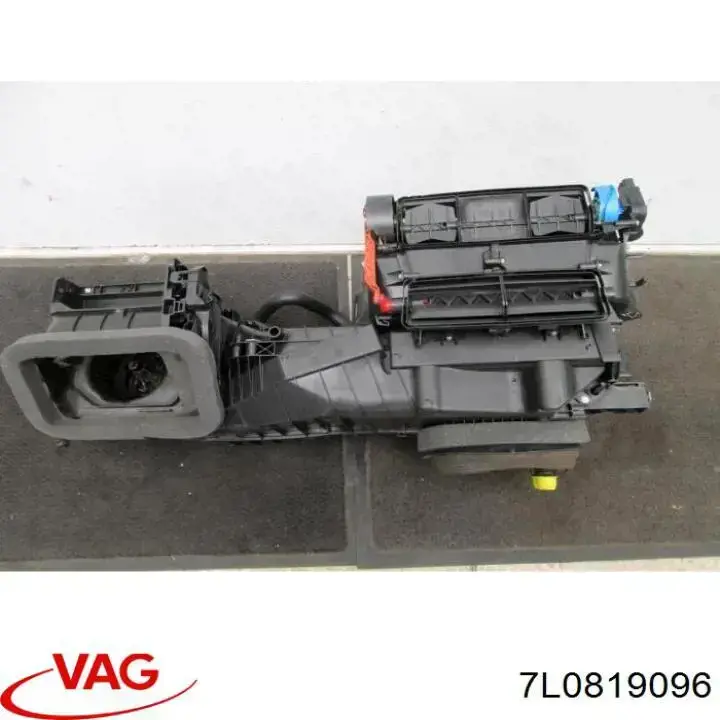 Оболонка радіатора кондиціонера VALEO 7L0819087K