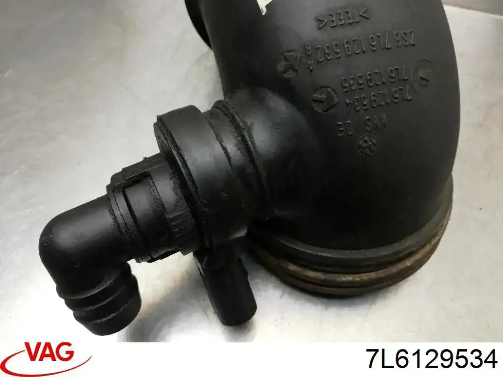Патрубок повітряний, вихід повітряного фільтра 7L6129534 VAG