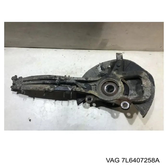 Купити 7L6407258A VAG Цапфа поворотна права