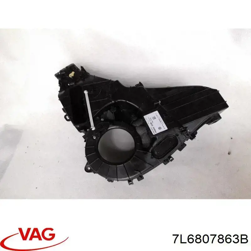Кронштейн бампера заднього, центральний 7L6807863B VAG