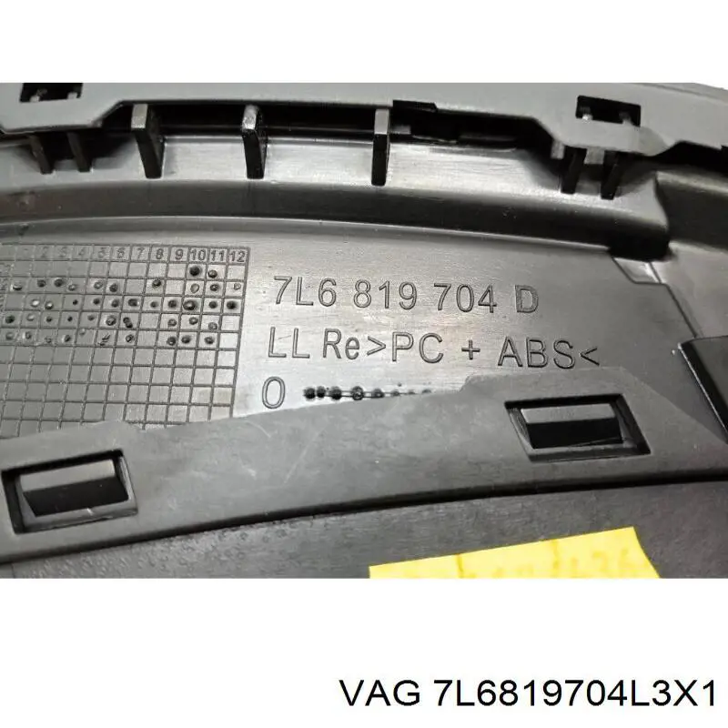 7L6819704L3X1 VAG Решітка повітропровода права