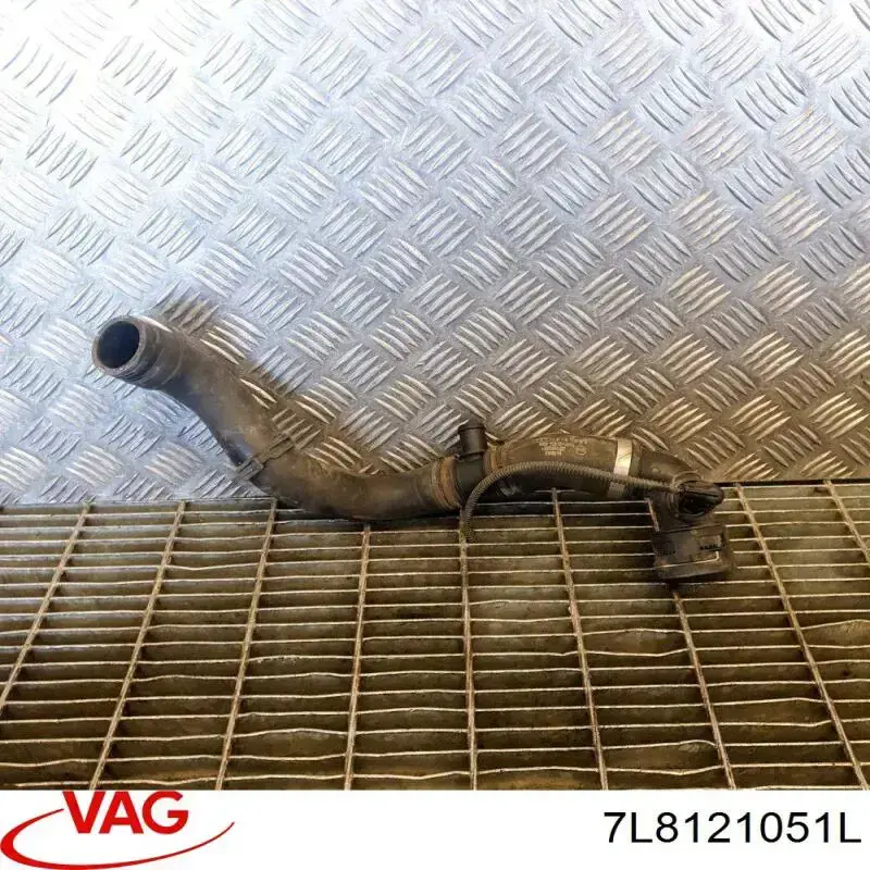 Шланг/патрубок радіатора охолодження, нижній VAG 7L8121051L