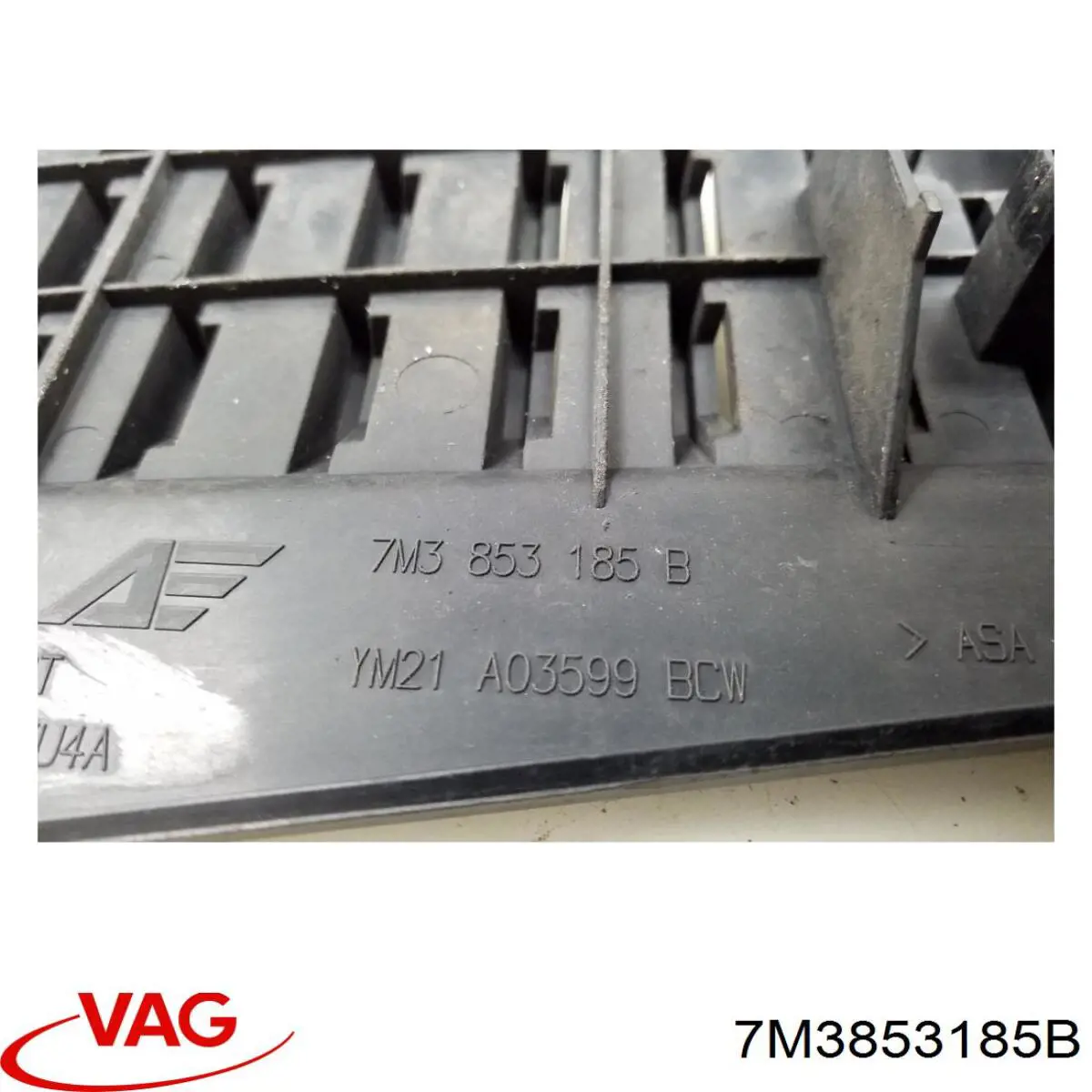 Купити 7M3853185C01C VAG Решітка двірників