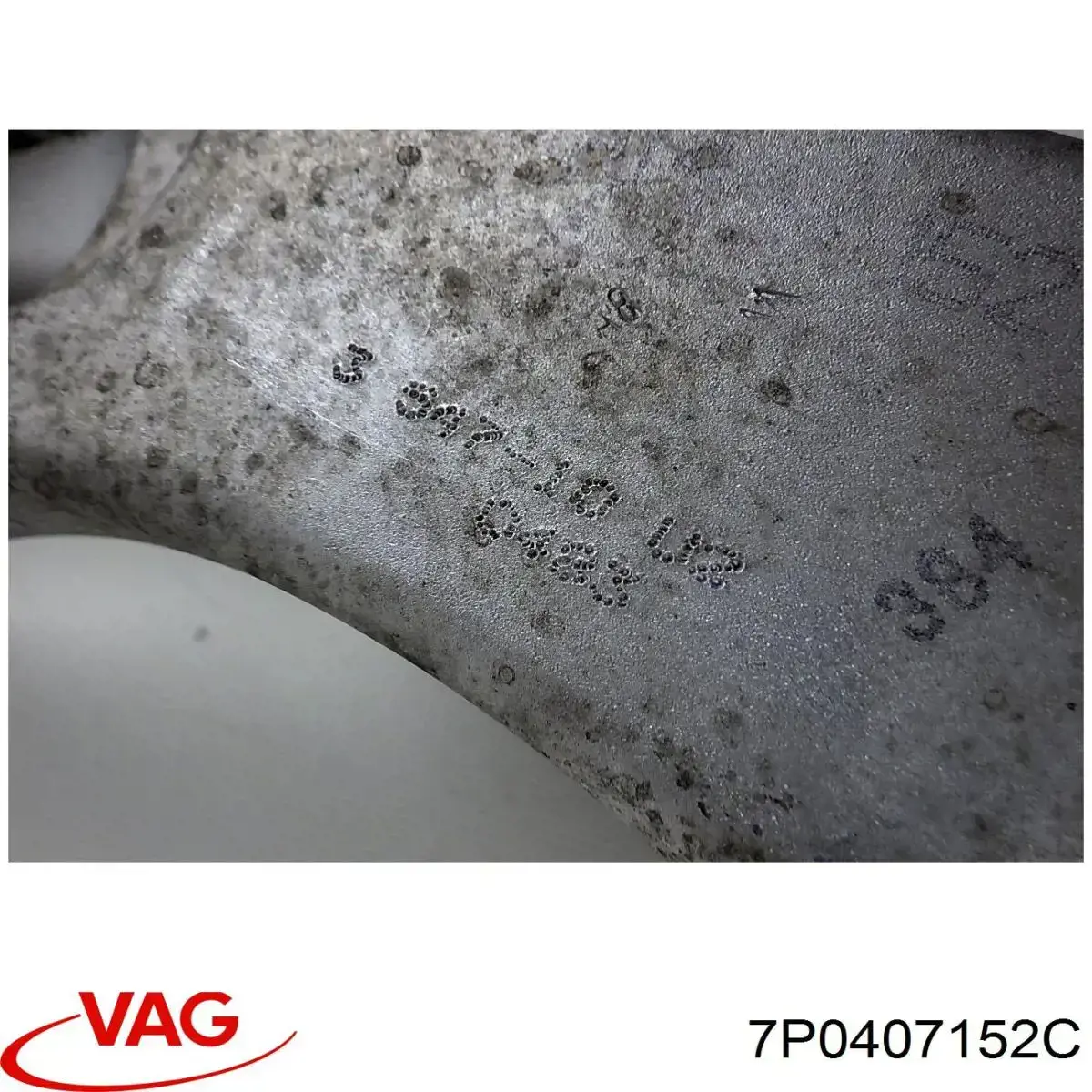Важіль передньої підвіски нижній, правий 7P0407152C VAG