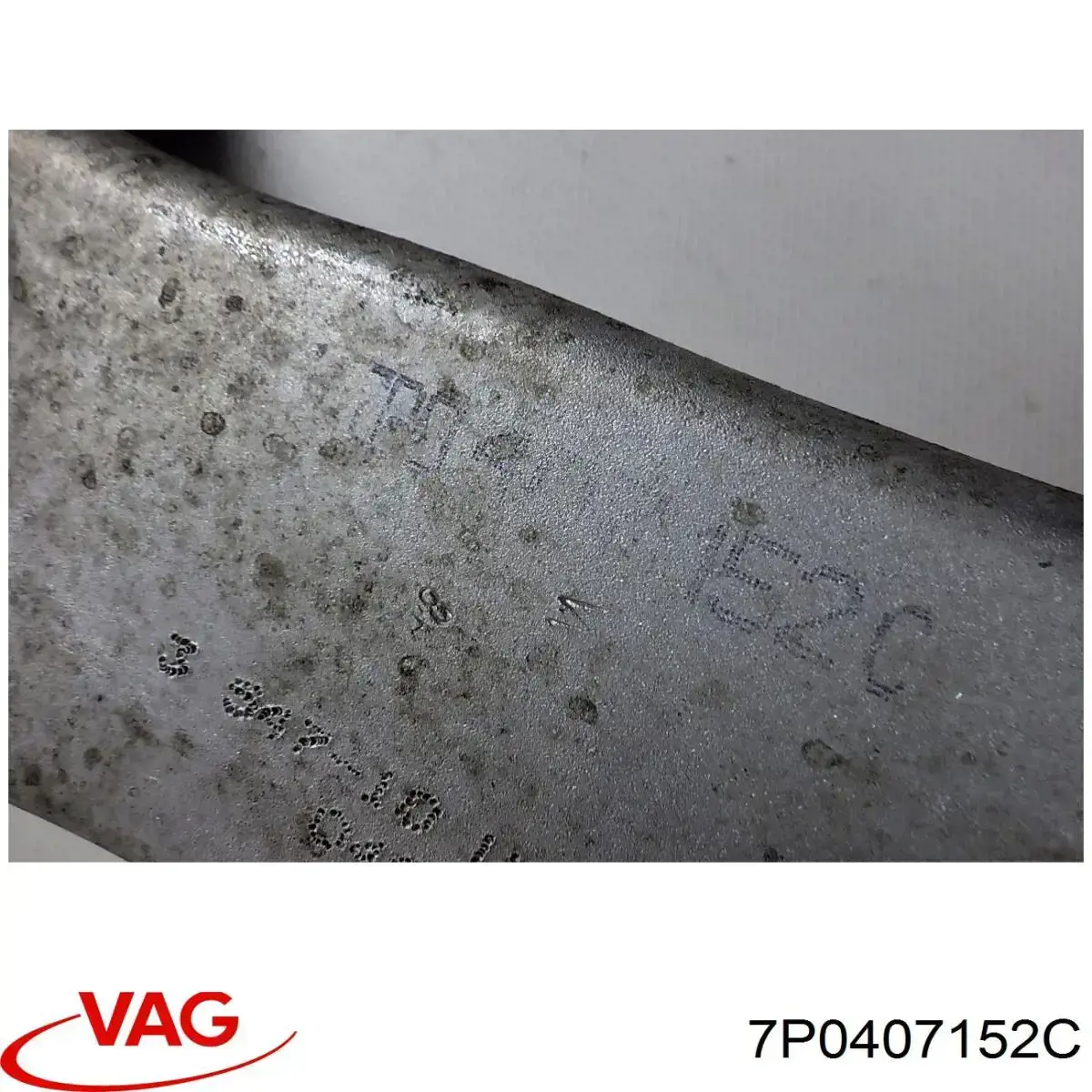 7P0407152C VAG Важіль передньої підвіски нижній, правий
