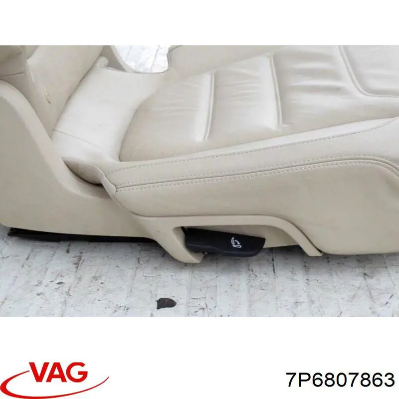 Кронштейн бампера заднього, центральний 7P6807863 VAG