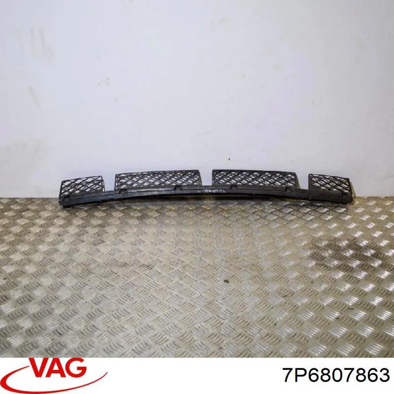 7P6807863 VAG Кронштейн бампера заднього, центральний
