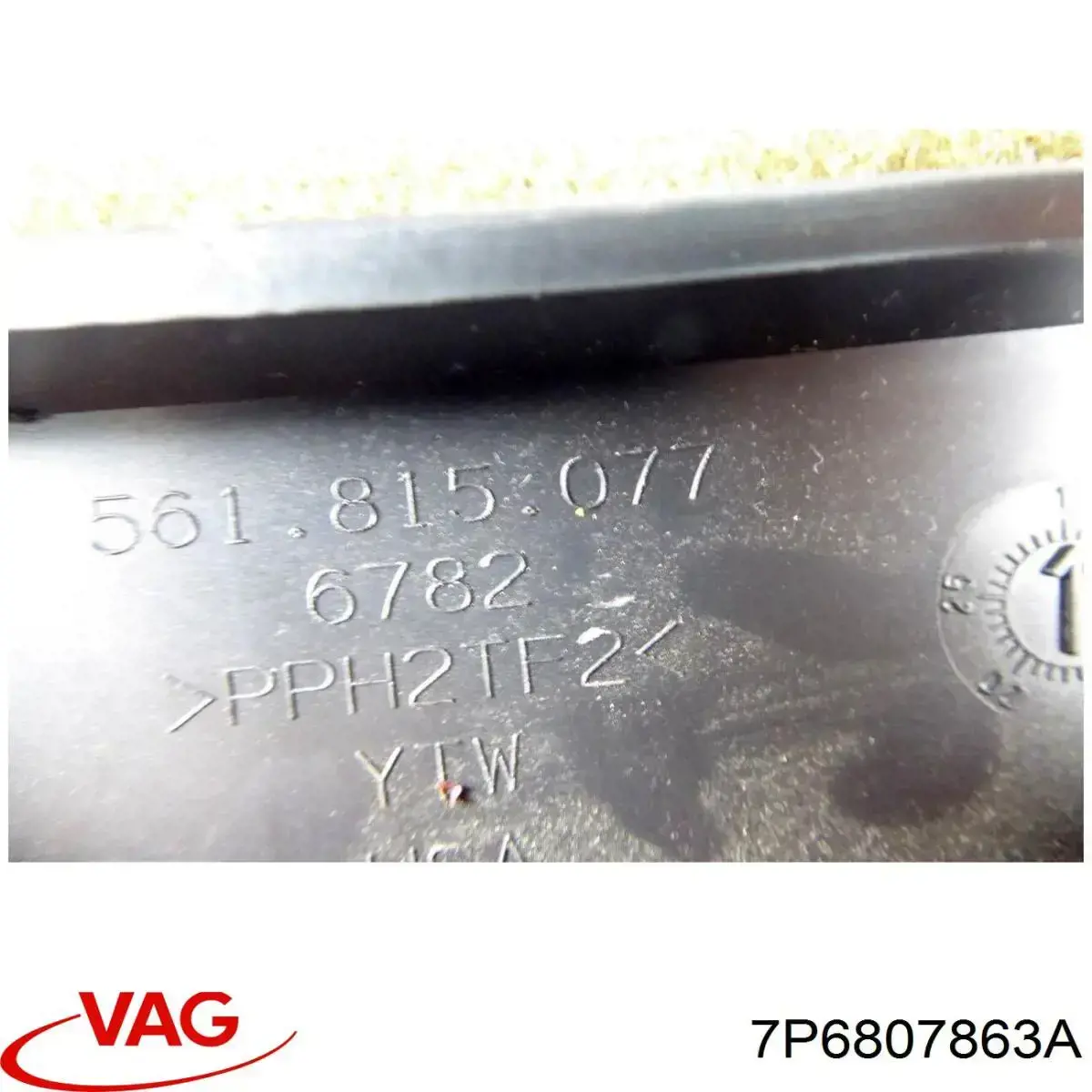 Купити 7P6807863A VAG Кронштейн бампера заднього, центральний