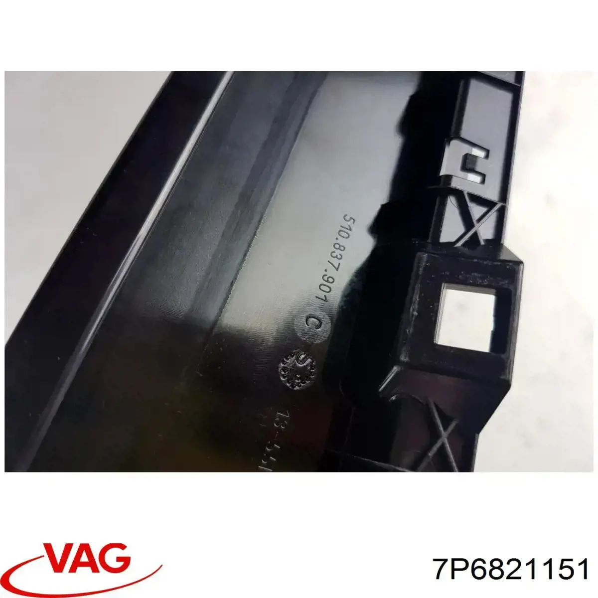 Кронштейн кріплення крила переднього лівого, передній VAG 7P6821151