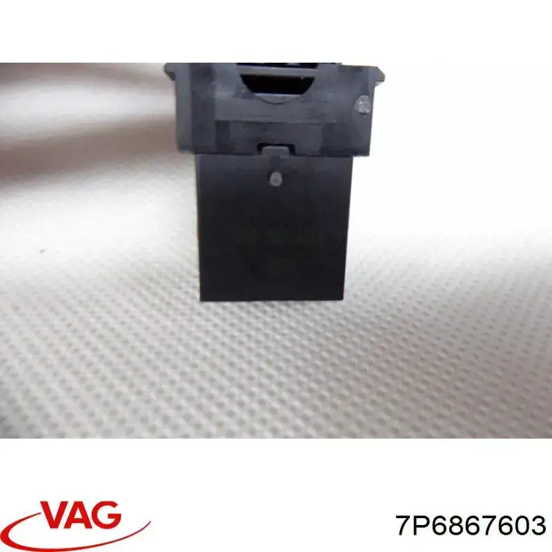 Купити 7P6867603 VAG Обшивка ляди