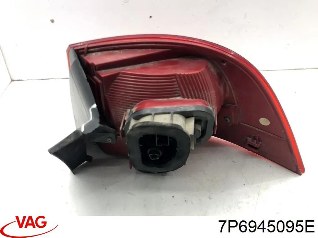 Задня ліва зовнішня фара VAG 7P6945095E ціна, від 63.35 USD