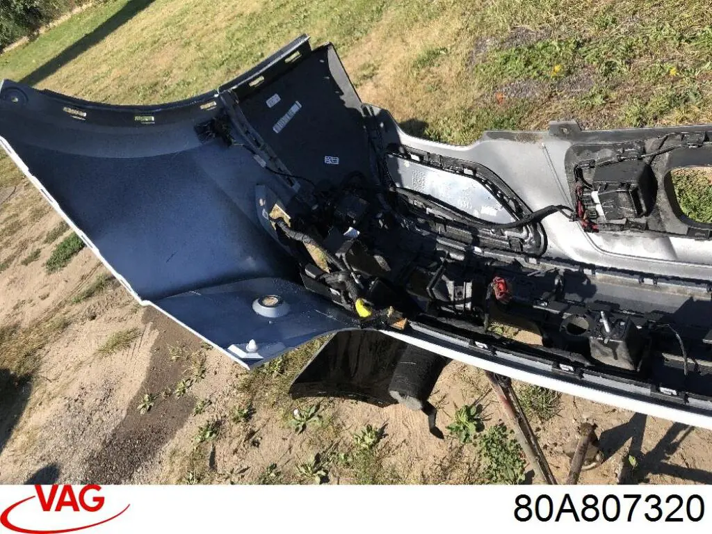 Кронштейн бампера заднього, правий 80A807320 VAG
